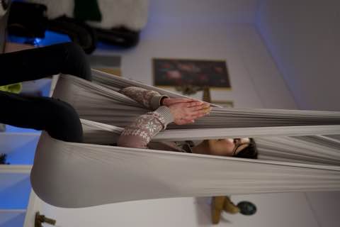Eindruck aus einer Aerial-Yoga-Stunde – Bild 3