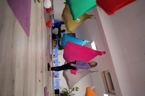 Eindruck aus einer Aerial-Yoga-Stunde – Bild 4