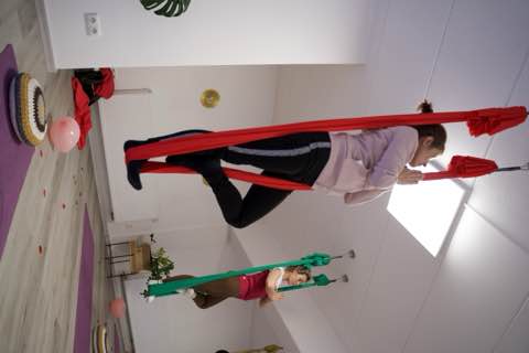 Eindruck aus einer Aerial-Yoga-Stunde – Bild 9