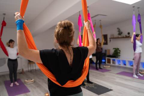 Eindruck aus einer Aerial-Yoga-Stunde – Bild 10