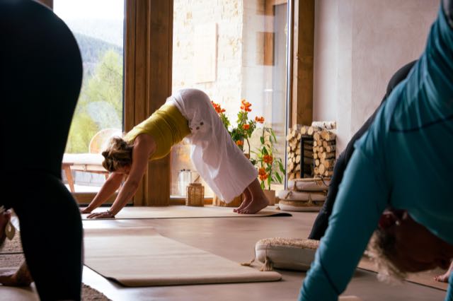 Yogastunde im herabschauenden Hund