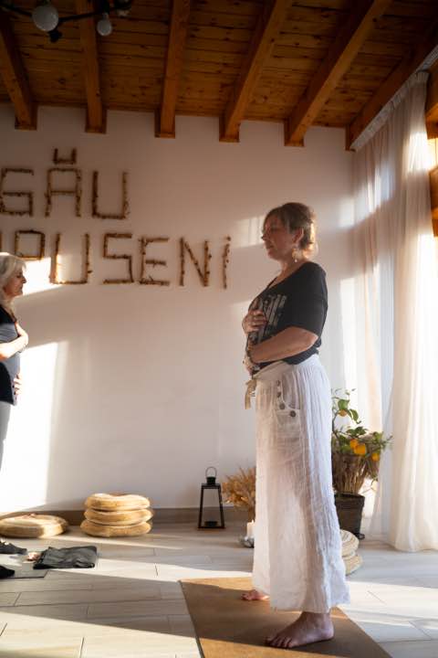 Gabriela steht mit der Hand am Herzen im Retreat-Raum